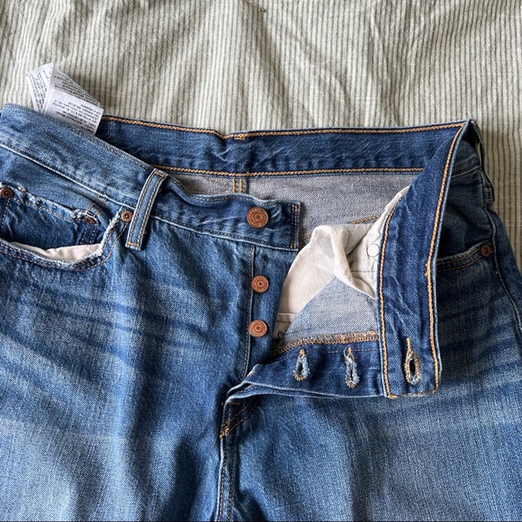 Medium Wash Levi’s Jeans - Picture 5 of 7